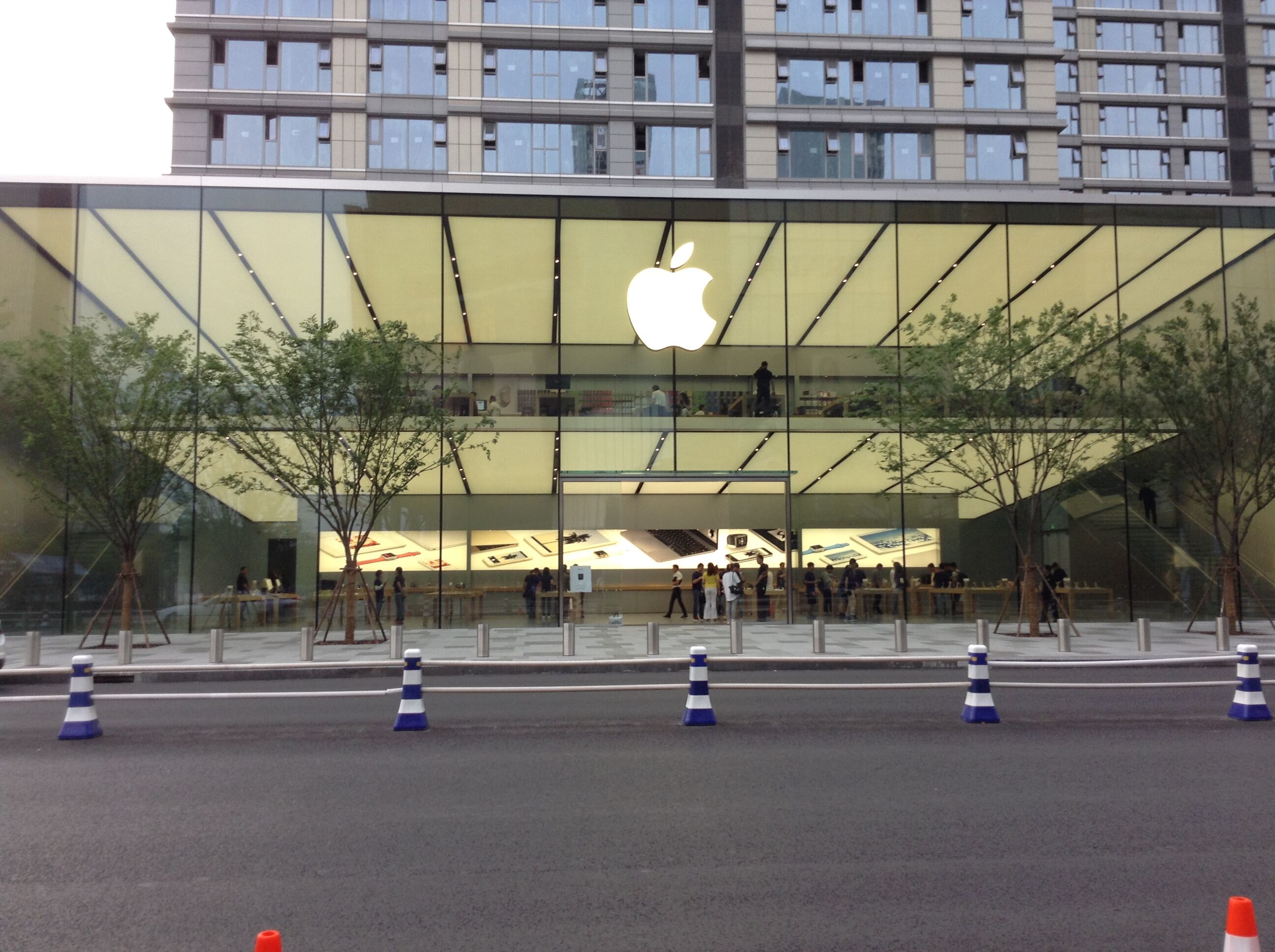 品格成功进军苹果直营旗舰店内装,这家apple专卖店处于杭州万象城